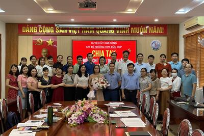 Chi bộ trường THPT Đức Hợp tổ chức chi tay đồng chí Trần Thanh Vân chuyển công tác về Sở GDĐT Hưng Yên