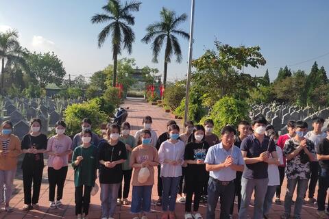Tuổi trẻ trường THPT Đức Hợp dâng hương tưởng nhớ các anh hùng liệt sỹ tại nghĩa trang xã Đức Hợp, Kim Động