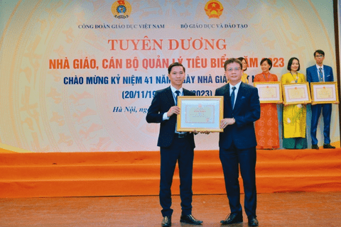 Thầy giáo Trần Văn Tỏ - Tổ trưởng tổ Toán - Tin, Trường THPT Đức Hợp được Bộ GD-ĐT tuyên dương là 1 trong 200 giáo viên và cán bộ quản lý giáo dục tiêu biểu năm 2023.
