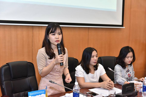 Theo cô Vũ Hà (ngoài cùng bên trái), văn nghị luận xã hội là dạng bài không khó nhưng học sinh ít khi đạt điểm cao.