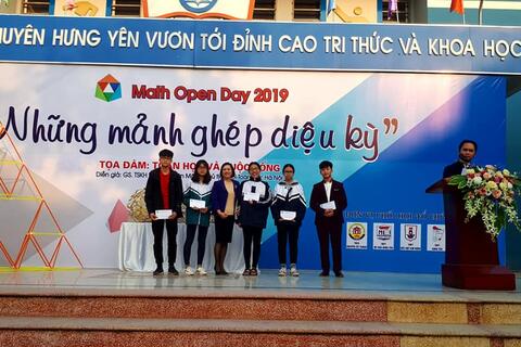 Thầy và trò tham dự ngày hội Toán học mở năm 2019 tại THPT Chuyên Hưng Yên