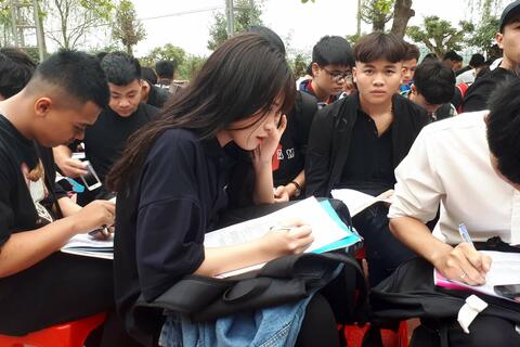 Lãnh đạo nhà trường cùng Ban hồ sơ hướng dẫn HS Đăng ký thi THPT QG năm 2019