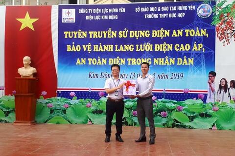 Điện lực Kim Động phối hợp cùng nhà trường tuyên truyền về an toàn điện trong nhân dân