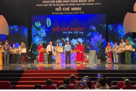 Cô giáo Trần Thị Thúy được tới Giao lưu điển hình toàn quốc 2019 và nhận Bằng khen của Thủ tướng Chính phủ