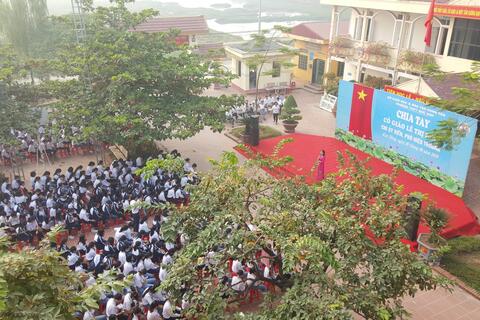 Trường THPT Đức Hợp tổ chức Chia tay cô giáo Lê Thị Hinh về nghỉ hưu