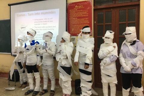 Sinh hoạt CLB Tiếng Anh trường THPT Đức Hợp tháng 11 với chủ đề Halloween.