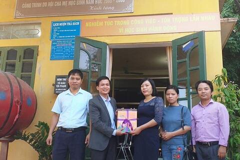 Các đồng chí lãnh đạo Thư viện tỉnh và đại diện Sở GD-ĐT Hưng Yên về thăm và trao tặng sách cho thầy và trò trường THPT Đức Hợp