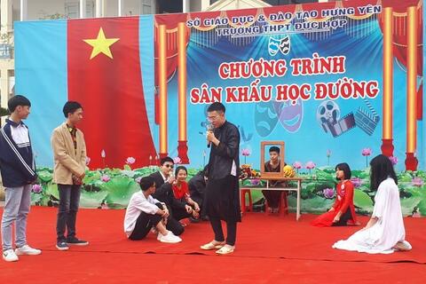 Chương trình "sân khấu hóa học đường" và hoạt động chúc mừng đ/c Hưởng - Tân phó hiệu trưởng nhà trường