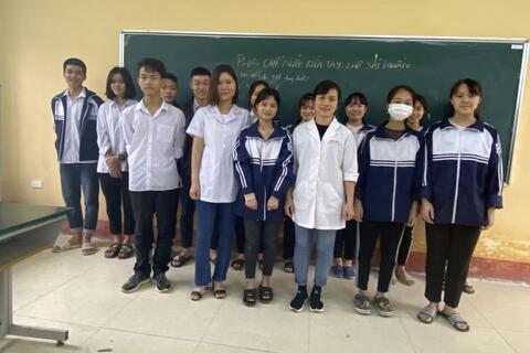 Học sinh trường THPT Đức Hợp pha chế thành công dung dịch nước rửa tay khô phòng dịch COVID-19