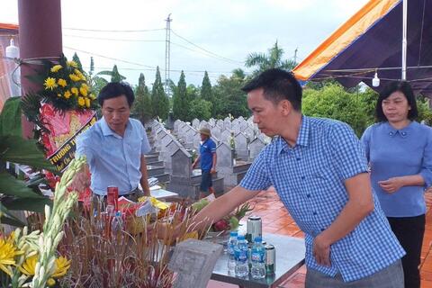 Lãnh đạo nhà trường thắp hương, tưởng nhớ công ơn các Anh hùng liệt sỹ tại nghĩa trang liệt sỹ xã Đức Hợp