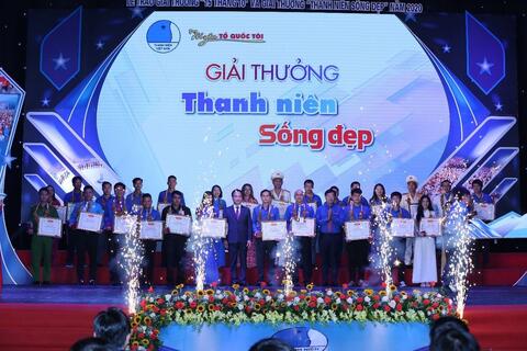 Cô giáo Trần Thị Thúy vinh dự được tham dự Gala giải thưởng "15 tháng 10" và nhận giải thưởng "Thanh niên sống đẹp" năm 2020