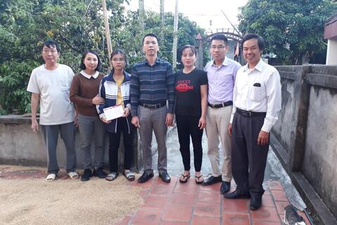 Trường THPT Đức Hợp trao sổ tiết kiệm (Từ tiền kêu gọi ủng hộ) cho em Nguyễn Thị Hương có hoàn cảnh đặc biệt khó khăn