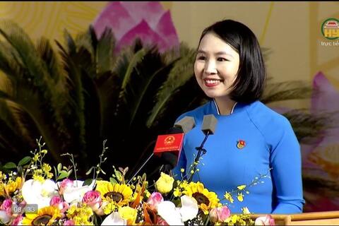 Cô giáo Trần Thị Thúy vinh dự được đại diện cho tuổi trẻ tỉnh Hưng Yên phát biểu chúc mừng Đại hội Đại biểu lần thứ XIX nhiệm kì 2020-2025