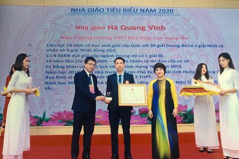 Nhà giáo Hà Quang Vinh vinh dự là 1 trong 183 cán bộ quản lí, giáo viên được tôn vinh nhà giáo tiêu biểu năm 2020 của Bộ GD-ĐT.