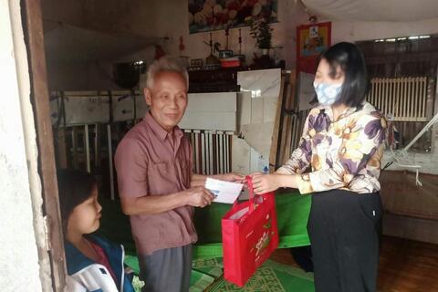 Trường THPT Đức Hợp chúc tết các em học sinh có hoàn cảnh khó khăn.