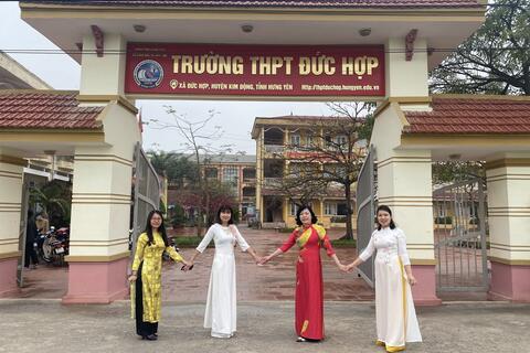 Các cô giáo nhà trường duyên dáng trong tà áo dài truyền thống hưởng ứng Tuần lễ áo dài 2021
