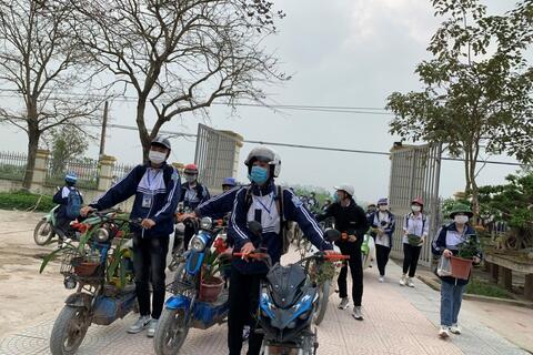 "Học sinh trường THPT Đức Hợp hưởng ứng phong trào trồng mới 1 tỷ cây xanh bằng việc phủ xanh khuôn viên trường với 945 chậu cây cảnh học sinh"