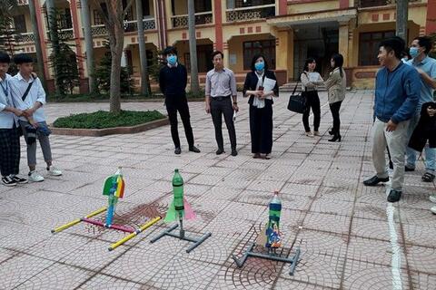 Tổ Lí-Hóa-CN tiến hành giảng dạy bài học STEM tháng 3 chủ đề: Chế tạo tên lửa nước