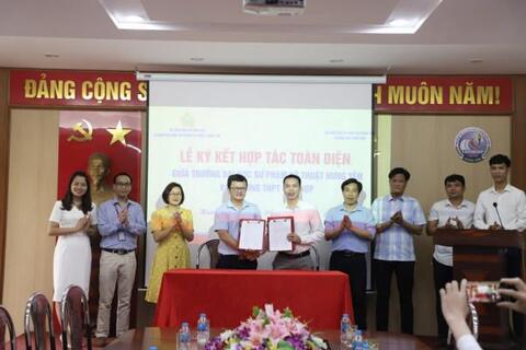 LỄ KÝ KẾT HỢP TÁC TOÀN DIỆN GIỮA ĐẠI HỌC SPKT HƯNG YÊN VÀ TRƯỜNG THPT ĐỨC HỢP