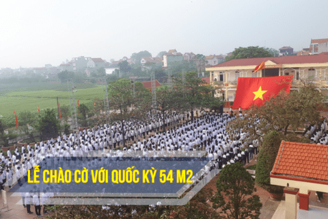 Trường THPT Đức Hợp tổ chức Chào cờ đầu tuần đặc biệt với lá cờ rộng 54m2 và trao tặng đồn biên phòng Lũng Cú, huyện Đồng Văn, tỉnh Hà Giang.