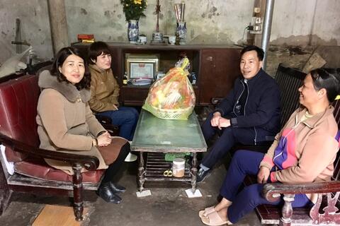 Trường THPT Đức Hợp, BGH và Hội khuyến học nhà trường đã tổ chức thăm hỏi, chúc tết và tặng quà đại diện các gia đình học sinh nhân dịp Tết Nguyên Đán Quý Mão 2023.