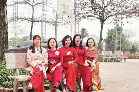 Trường THPT Đức Hợp hưởng ứng tuần lễ áo dài do Công đoàn các cấp phát động