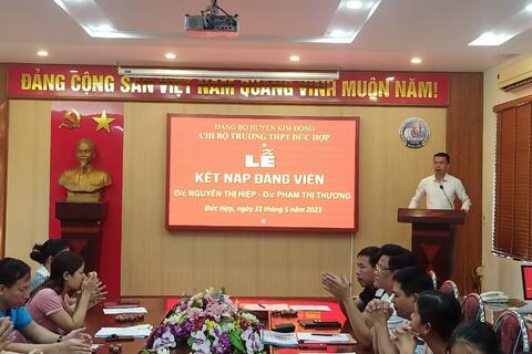 Chi bộ trường THPT Đức Hợp tổ chức Lễ kết nạp Đảng viên mới cho quần chúng tích cực