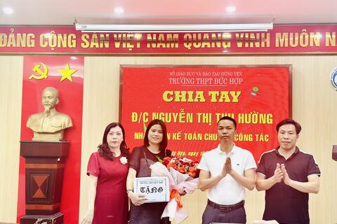 Trường THPT Đức Hợp gặp mặt chia tay đồng chí Nguyễn Thị Thu Hường và chào đón đồng chí Nguyễn Thị Tuấn Hương về làm công tác kế toán