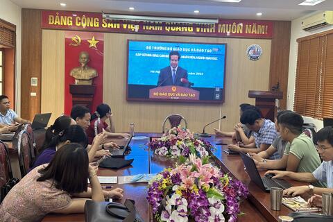 Thầy cô giáo nhà trường tham dự chương trình Bộ trưởng gặp gỡ các cán bộ, nhà giáo, nhà quản lí giáo dục trước thềm năm học 2023-2324.