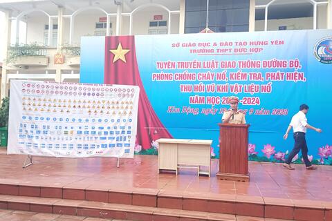 Công an huyện Kim động tuyên truyền luật giao thông đường bộ, phòng, chống cháy nổ, kiểm tra, phát hiện, thu hồi vật liệu nổ tại trường THPT Đức Hợp