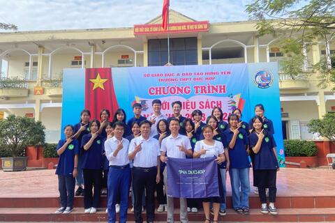 Trường THPT Đức Hợp tổ chức tuyên truyền giới thiệu sách nhằm lan tỏa văn hóa đọc tới các em học sinh nhà trường