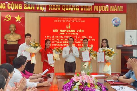 Lần đầu tiên Chi bộ trường THPT Đức Hợp kết nạp đảng viên là học sinh xuất sắc đợt 19-5-2024