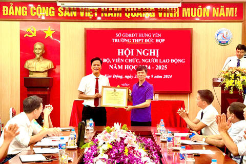 Hội nghị cán bộ, viên chức, người lao động trường THPT Đức Hợp năm học 2024-2025: Đoàn kết, sáng tạo, hướng tới thành công