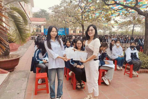 TUYÊN TRUYỀN VỀ SỨC KHỎE SINH SẢN TUỔI VỊ THÀNH NIÊN CHO HỌC SINH TRƯỜNG THPT ĐỨC HỢP.