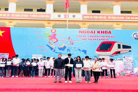 CHƯƠNG TRÌNH NGOẠI KHÓA MÔN TIẾNG ANH - LỊCH SỬ - ĐỊA LÍ  “THE ASEAN EXPRESS" – CHUYẾN TÀU ASEAN CỦA HỌC SINH TRƯỜNG THPT ĐỨC HỢP