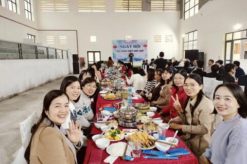 NGÀY HỘI GIA ĐÌNH TRƯỜNG THPT ĐỨC HỢP: GẶP MẶT DÂU, RỂ - HƠI ẤM GIA ĐÌNH NGÀY TẤT NIÊN