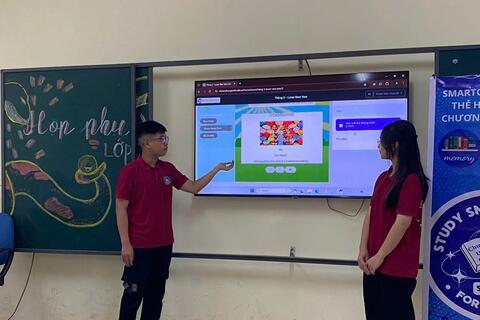 MANG SMARTCARD GẦN HƠN TỚI CÁC BẠN THÀNH VIÊN CÂU LẠC BỘ TIẾNG ANH- TRƯỜNG THPT ĐỨC HỢP
