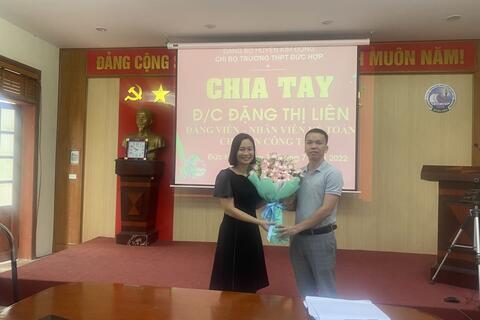 Chi bộ trường THPT Đức Hợp tổ chức chia tay đồng chí Đặng Thị Liên chuyển công tác