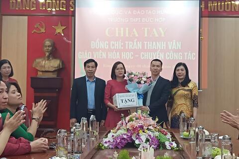 Trường THPT Đức Hợp tổ chức chi tay cô giáo Trần Thanh Vân chuyển công tác về Sở GD -ĐT Hưng Yên
