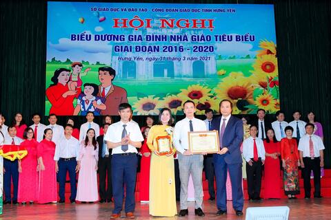 Thầy giáo Hà Quang Vinh vinh dự được Giám đốc Sở GD-ĐT Hưng Yên tặng Giấy khen Gia đình nhà giáo tiêu biểu giai đoạn 2015-2020.