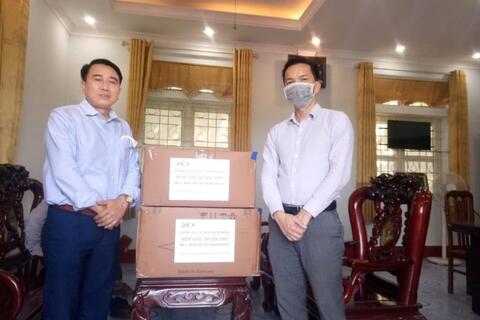 Thầy và trò trườngTHPT Đức Hợp tiếp nhận quà tặng phòng dịch CoVid - 19.