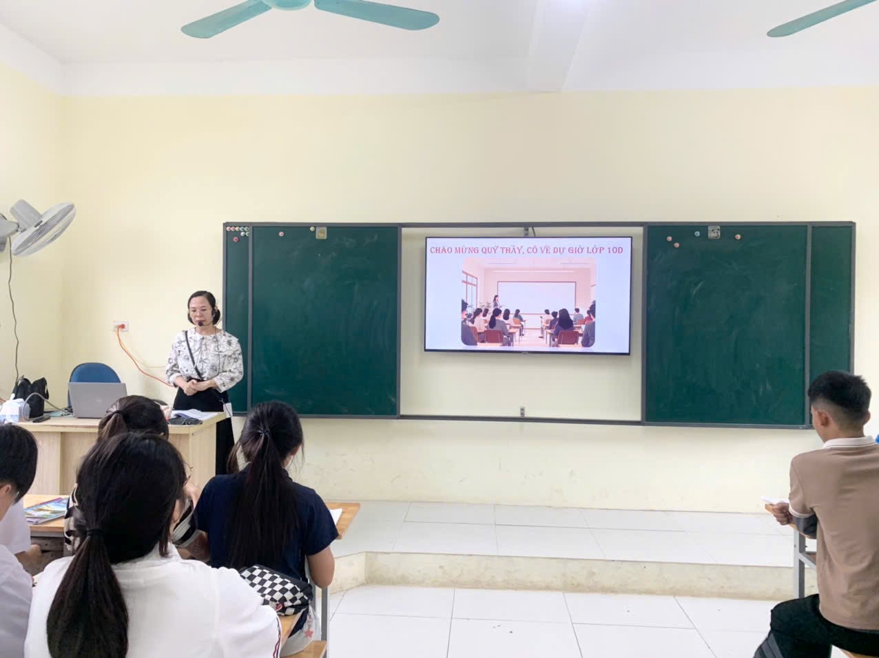 TỔ KHOA HỌC XÃ HỘI TỔ CHỨC SINH HOẠT CHUYÊN MÔN THEO HƯỚNG NGHIÊN CỨU BÀI HỌC, MÔN HỌC  (THÁNG 10 NĂM 2025)