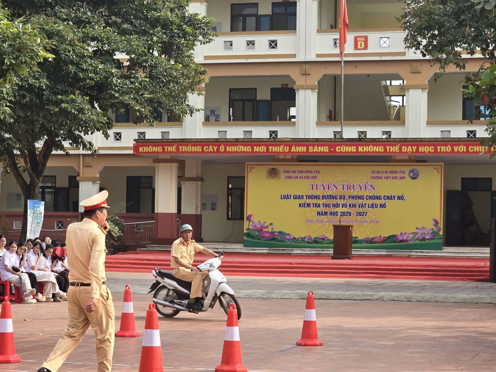 XÃ ĐỨC HỢP: ĐẨY MẠNH PHỐI HỢP XÂY DỰNG MÔ HÌNH “TRƯỜNG HỌC AN NINH, AN TOÀN – NÓI KHÔNG VỚI MA TÚY” VÀ PHỔ BIẾN PHÁP LUẬT ĐẦU NĂM HỌC 2026 - 2027
