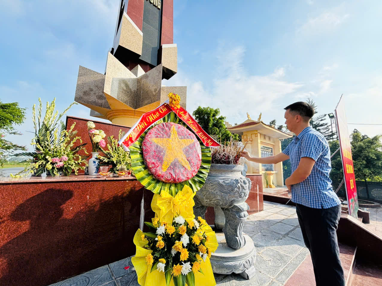 <a href='https://thptduchop.hungyen.edu.vn/tin-tuc/ngay-277-moi-nen-huong-tam-mot-loi-tri-an-sau-sac.html'>NGÀY 27/7: MỖI NÉN HƯƠNG TÂM – MỘT LỜI TRI ÂN SÂU SẮC</a>