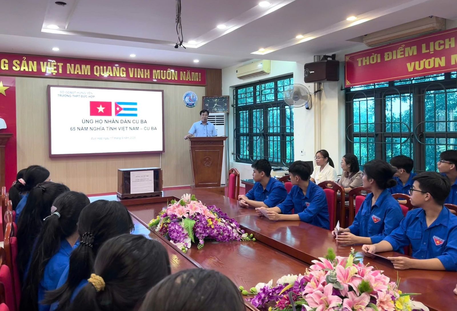 THẦY VÀ TRÒ NHÀ TRƯỜNG ỦNG HỘ NHÂN DÂN CUBA ANH EM NHÂN DỊP KỶ NIỆM 65 NĂM NGHĨA TÌNH VIỆT NAM - CU BA