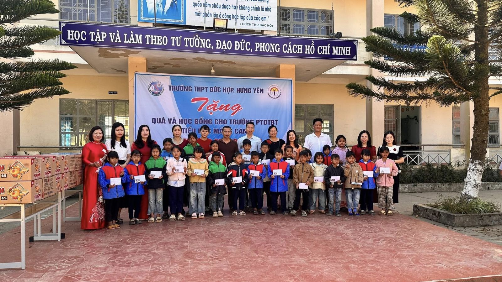 Hành trình trao gửi yêu thương: từ ngôi trường ven đê Sông Hồng đến đại ngàn Măng Cành