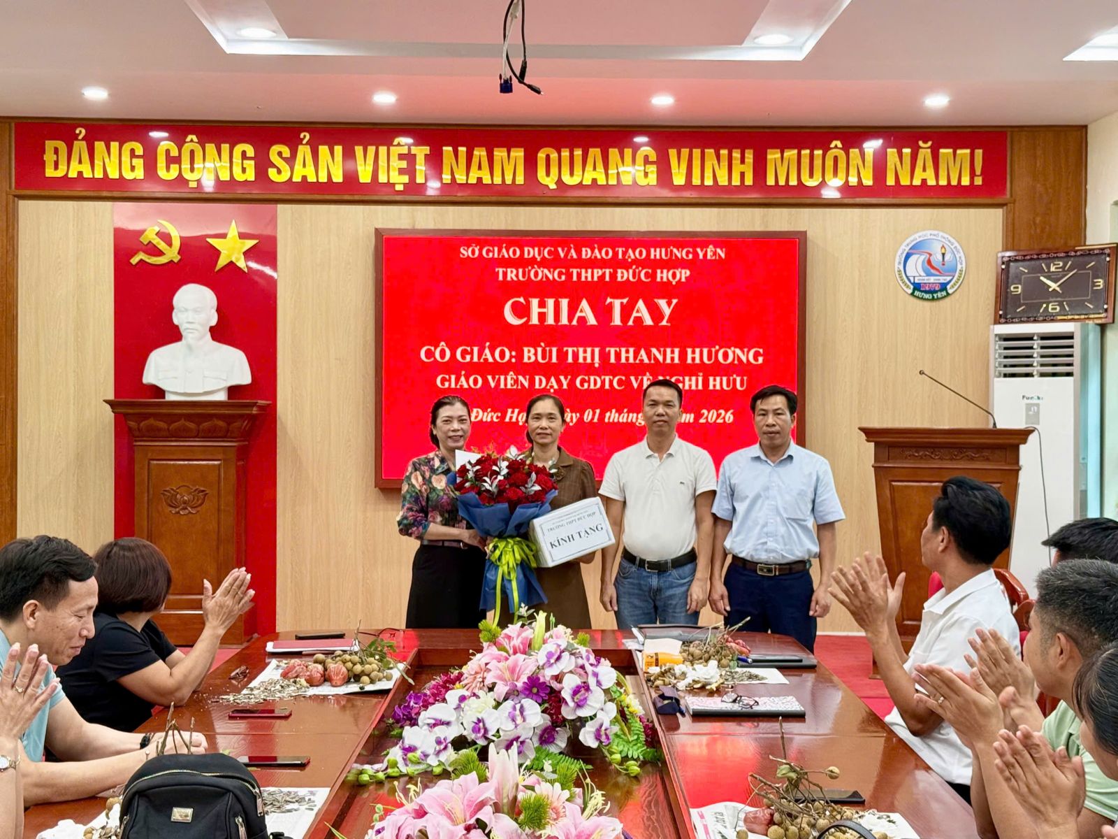 <a href='https://thptduchop.hungyen.edu.vn/tin-tuc/truong-thpt-duc-hop-chia-tay-co-giao-bui-thi-thanh-huong-ve-nghi-huu.html'>TRƯỜNG THPT ĐỨC HỢP CHIA TAY CÔ GIÁO BÙI THỊ THANH HƯƠNG  VỀ NGHỈ HƯU</a>