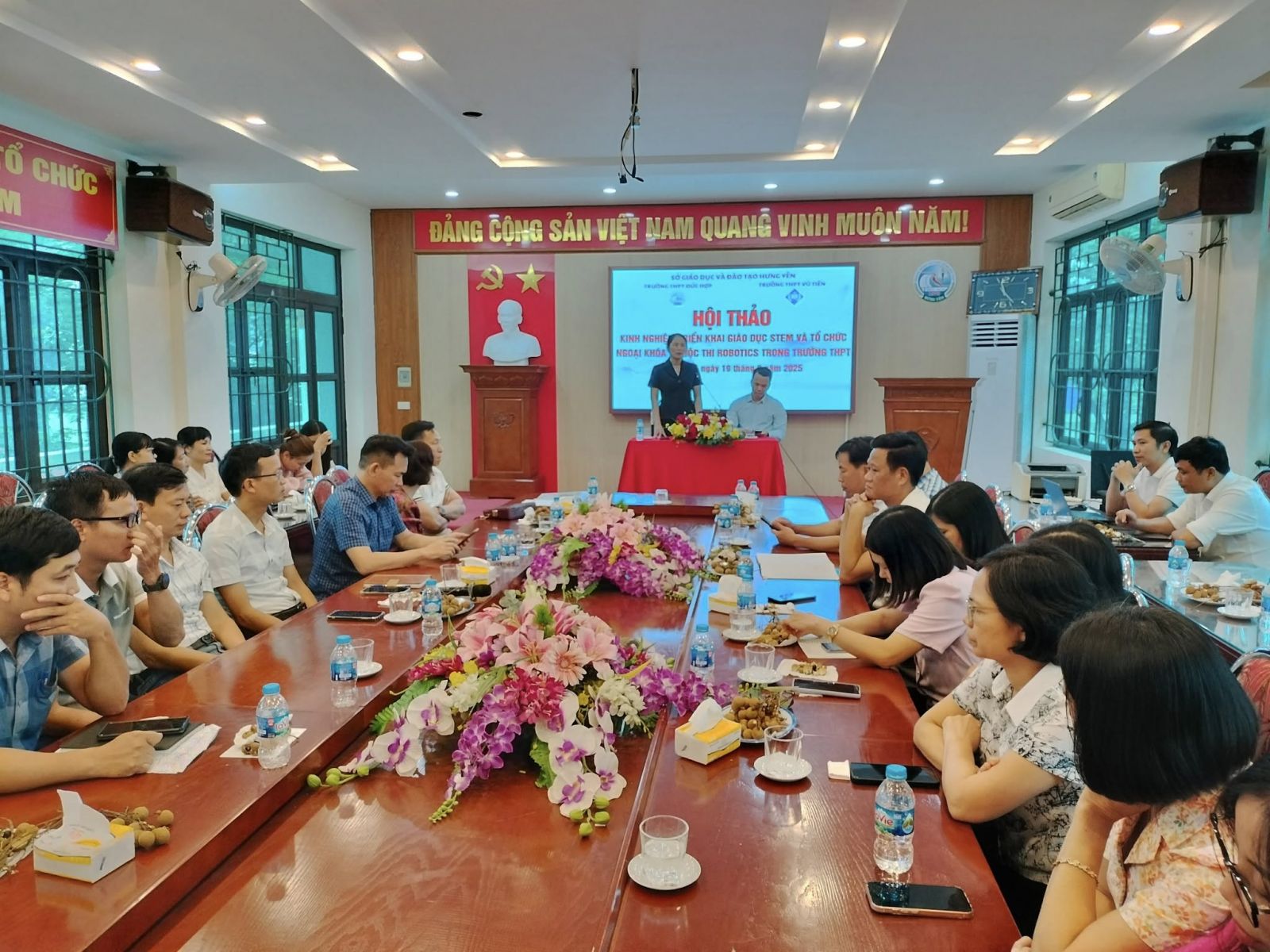 HỘI THẢO TRAO ĐỔI KINH NGHIỆM TRIỂN KHAI HOẠT ĐỘNG GIÁO DỤC STEM VÀ NGOẠI KHÓA ROBOTICS GIỮA TRƯỜNG THPT ĐỨC HỢP VÀ TRƯỜNG THPT VŨ TIÊN