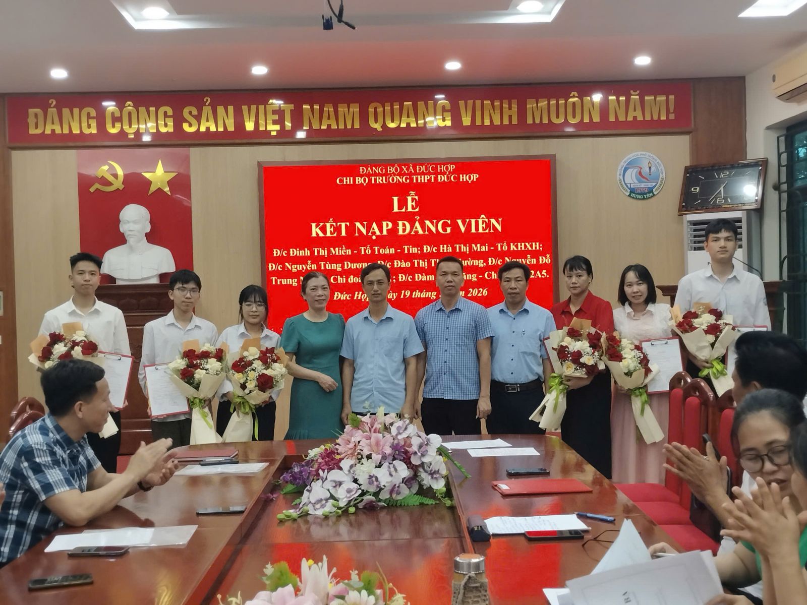 CHI BỘ TRƯỜNG THPT ĐỨC HỢP TỔ CHỨC LỄ KẾT NẠP ĐẢNG VIÊN MỚI