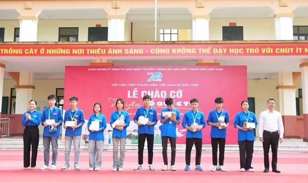<a href='https://thptduchop.hungyen.edu.vn/tin-tuc/le-chao-co-toi-yeu-to-quoc-toi-tai-truong-thpt-duc-hop-lan-toa-tinh-yeu-to-quoc-khoi-day-khat-vong-tuoi-tre.html'>LỄ CHÀO CỜ “TÔI YÊU TỔ QUỐC TÔI” TẠI TRƯỜNG THPT ĐỨC HỢP: LAN TỎA TÌNH YÊU TỔ QUỐC, KHƠI DẬY KHÁT VỌNG TUỔI TRẺ</a>